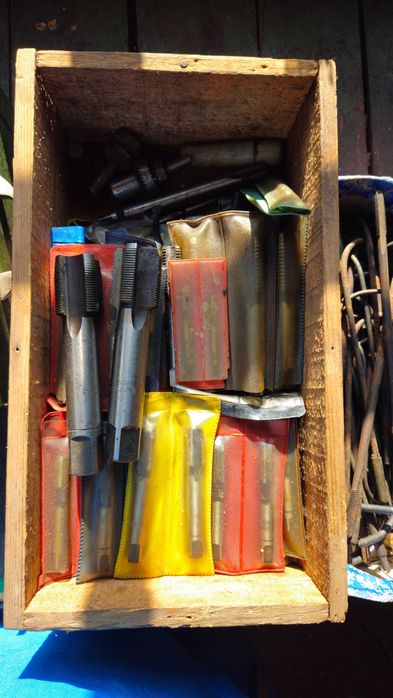 Комплект плашки и метчици с въртоци