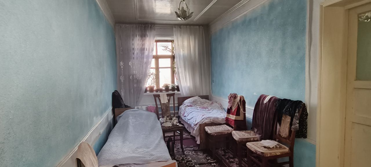 Hovli sotiladi yer narxida