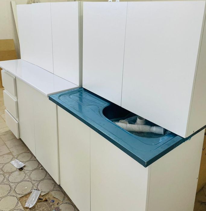 Срочно продам абсолютно новый кухонный гарнитур Азия бренд,цвет белый,