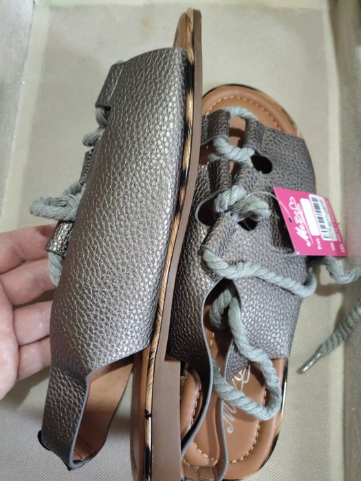 Sandale noi ,cu sireturi