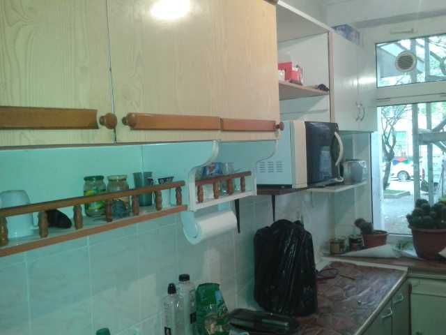 mobila de bucatarie , cu dulapuri suspendate , stare buna