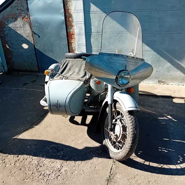 Motocicleta Dnepr MT16 trage rota atas