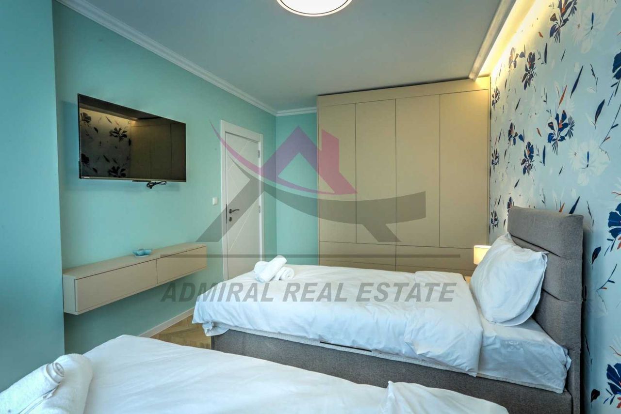 Дава се под наем Тристаен апартамент в Варна, Галата - 110 кв.м за 950 € - Снимка #2