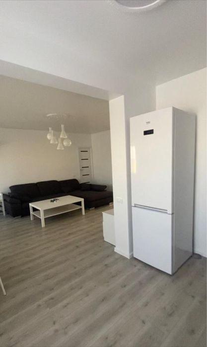 Inchiriez apartament cu curte