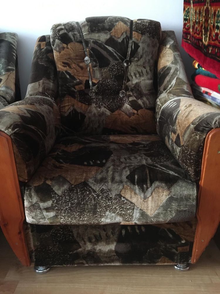 Продам уголок отдыха : диван с 2- мя креслами.