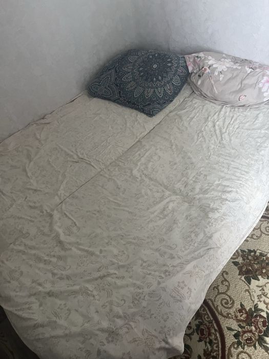 Отдам диван , немного порваный в одном месте Самовывоз