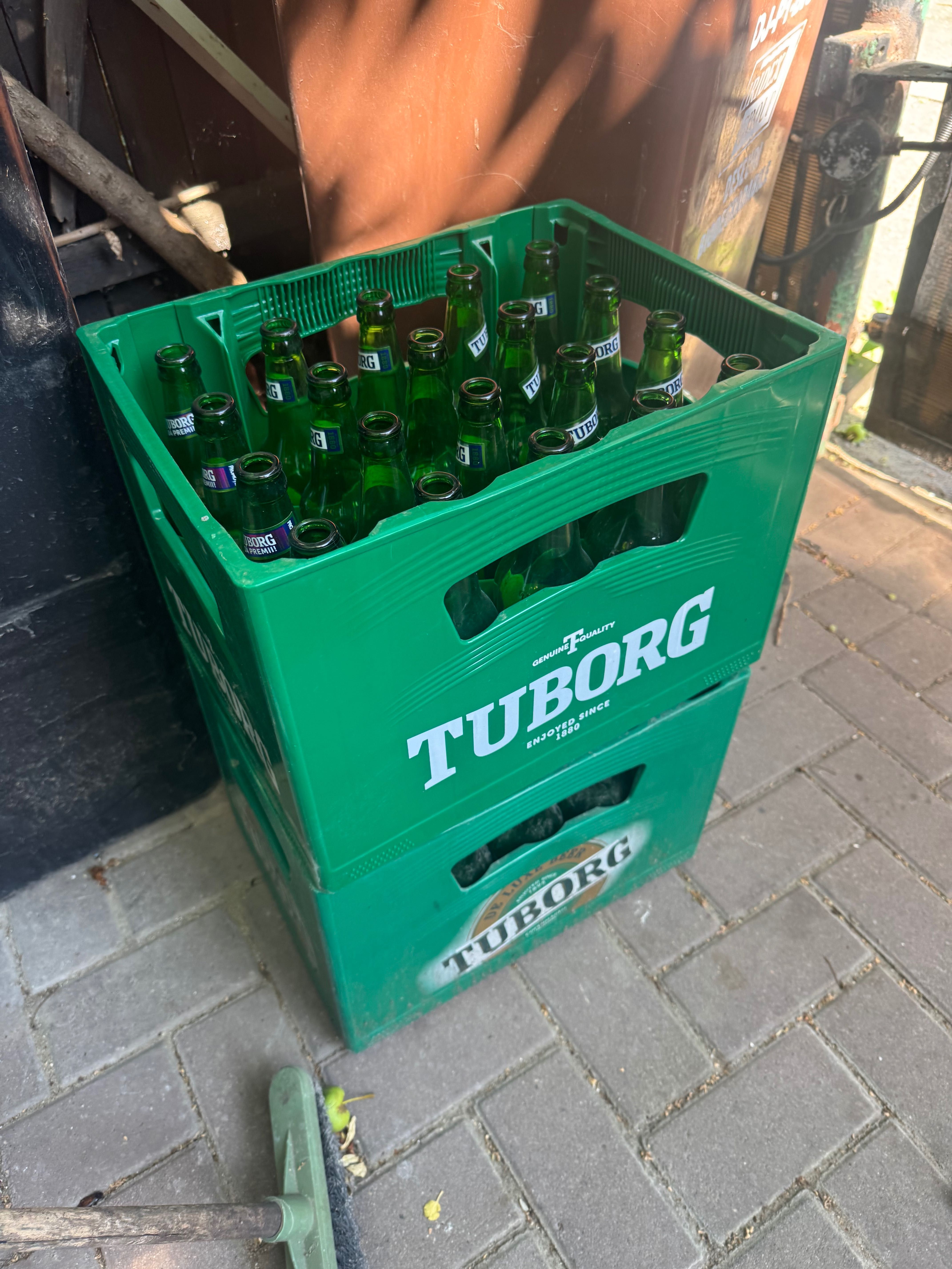 Vand 2 navete bere tuborg cu sticlele