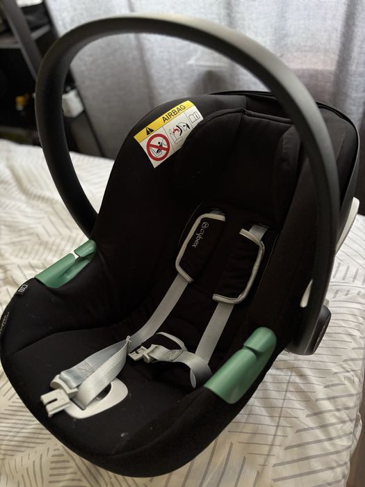 Vand scoica auto  Cybex cu insert nou nascut