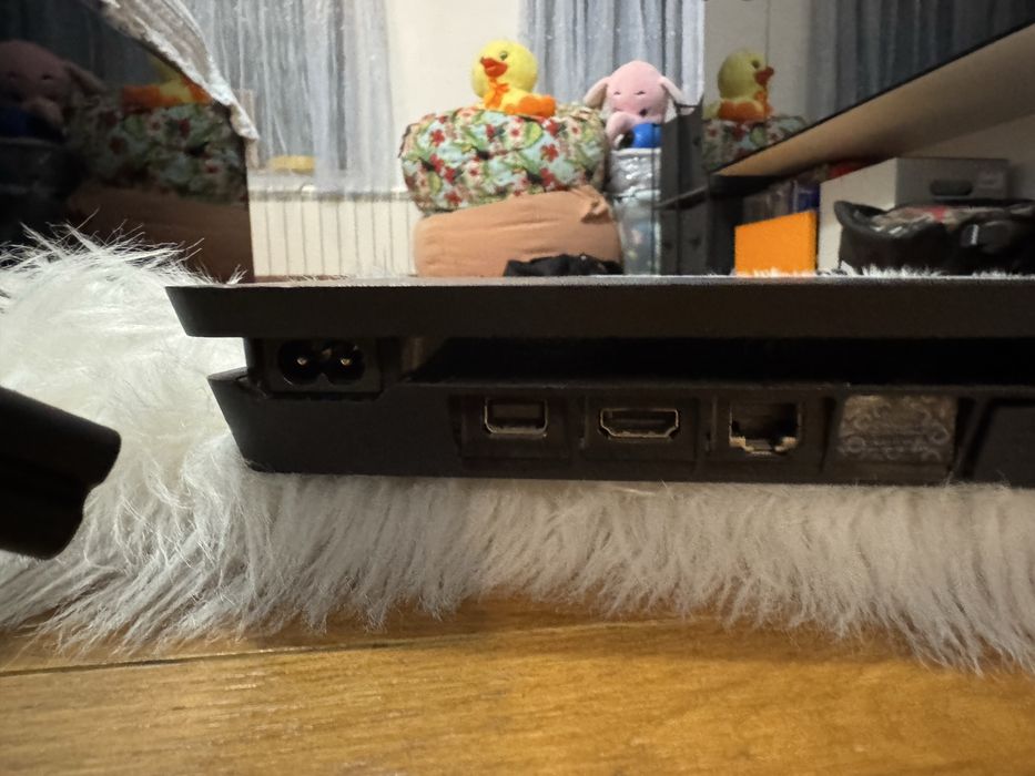 Плайсташан 4 слим с два джойстика и игра и калъв за джойстика