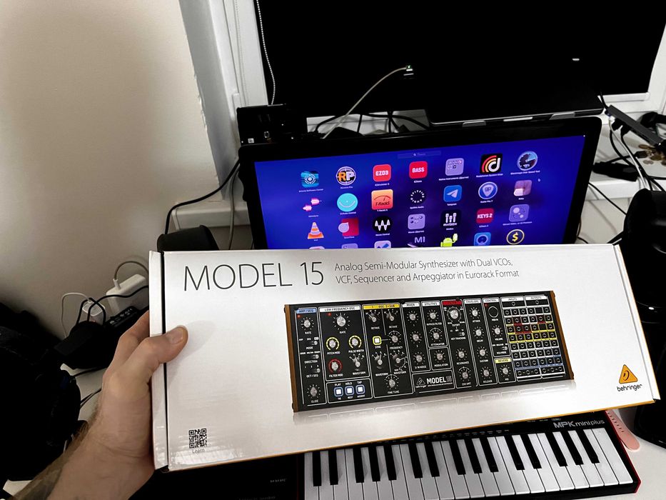 Behringer Model 15 Аналоговый синтезатор (клон Moog Grandmother)