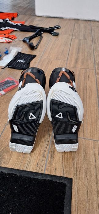 Ghete Leatt 4.5 flexlock marimea 40.5 (talpa 25.5 centimetri)
Ghetele