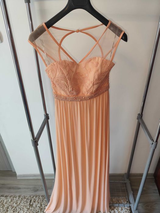 Vând rochii noi elegante