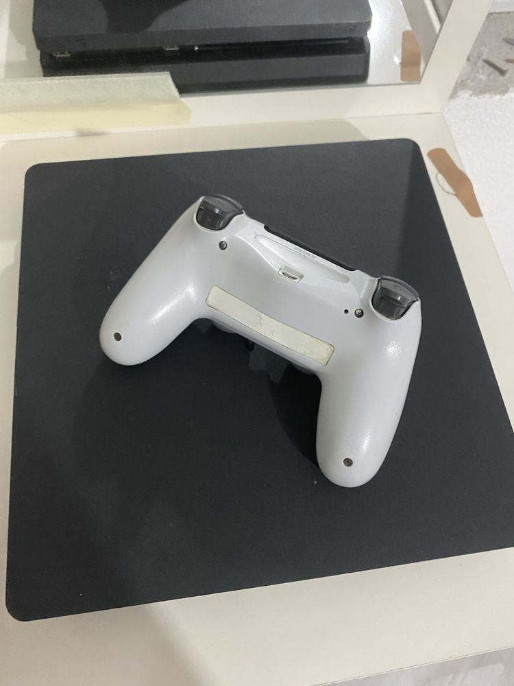 Продавам PS4 slim с джойстик