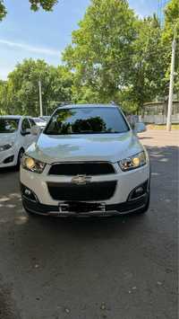 Chevrolet Captiva-2 переделанная в 3. Цвет - белый жемчуг, 2015 год