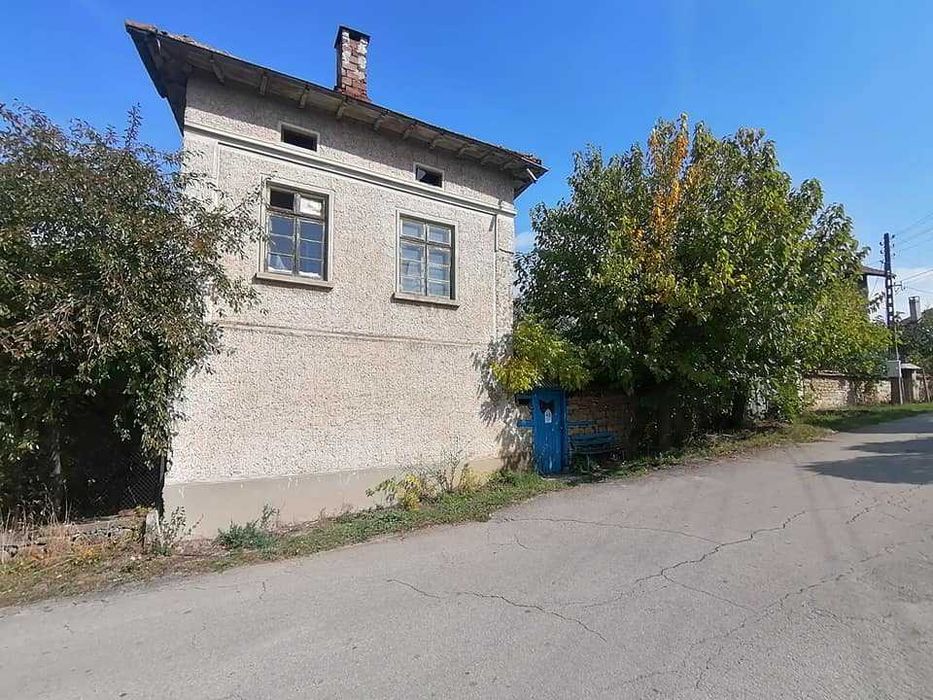 Къща в с. Ново село(на 20км от Велико Търново)1,5дка двор+4 постройки