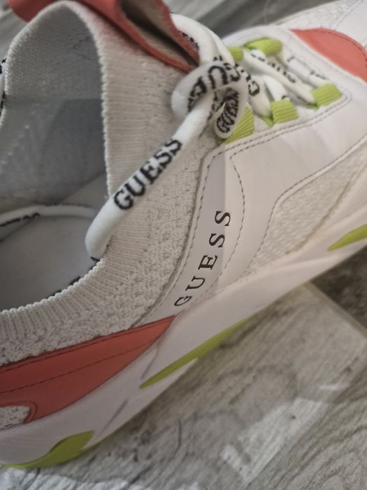Adidasi Guess . Marime 40