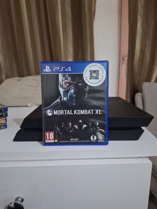Consolă PS4 + 4 Jocuri - Stare Foarte Bună