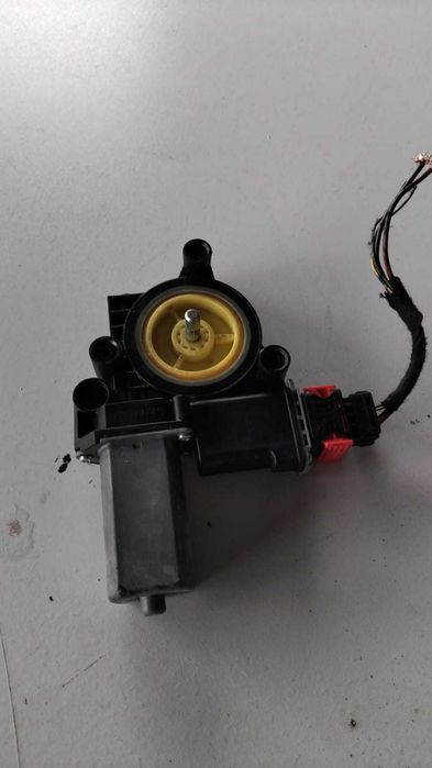 Motoras macara stanga fata Opel Corsa E an 2015