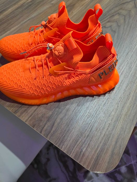 Filip plein Топ модел супер леки и удобни имат фактура и кутия.44номер