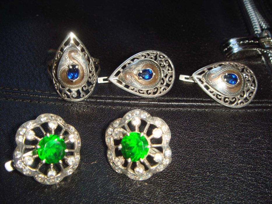 Шикарные большие  „дорого-богато” серьги с изумрудом и сапфиром