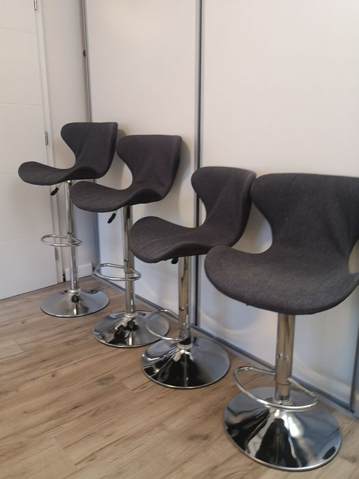 4 броя Бар столове с ергономична седалка и тапицерия