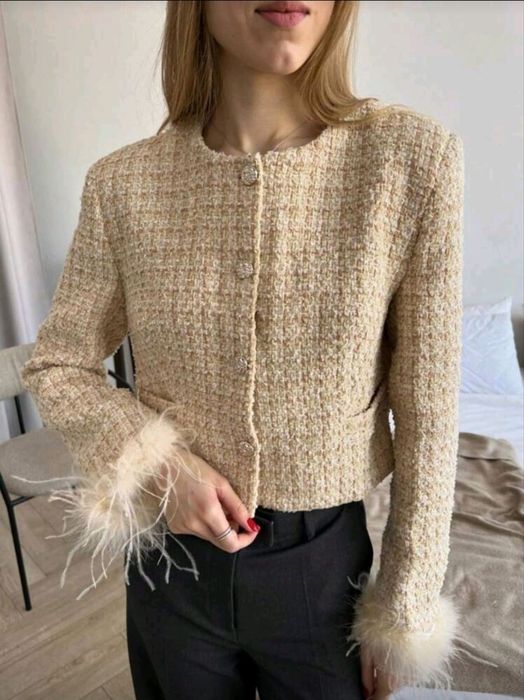 Сако от букле с пера на ръкавите