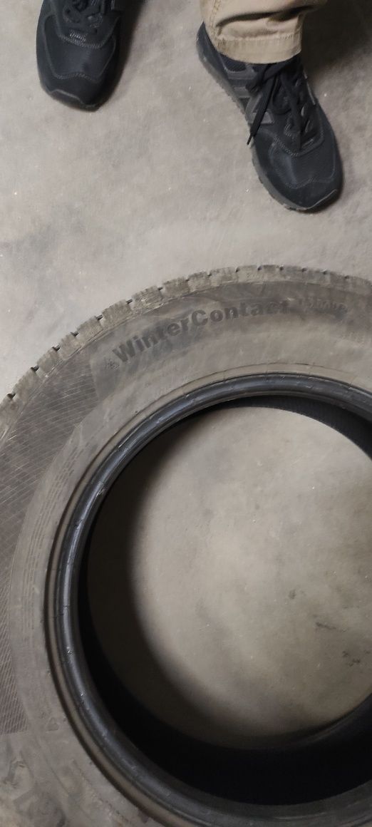 Продавам гуми зимни континентал216/65/16дот 2016 но са карани малко