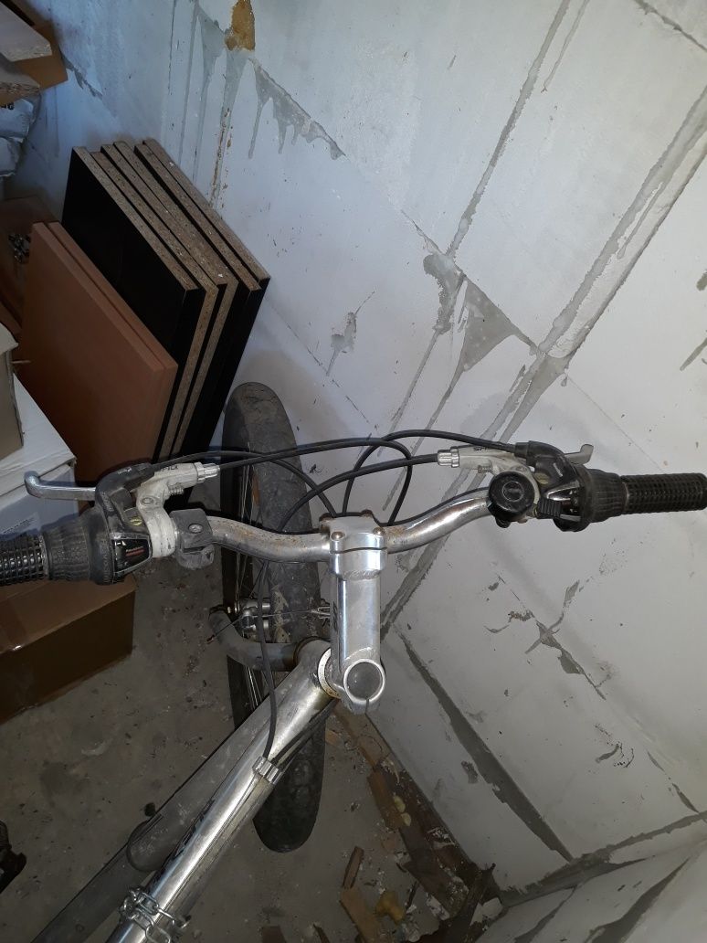 Vand bicicleta DHS cadru aluminiu. Pret 700 lei. Pret final !