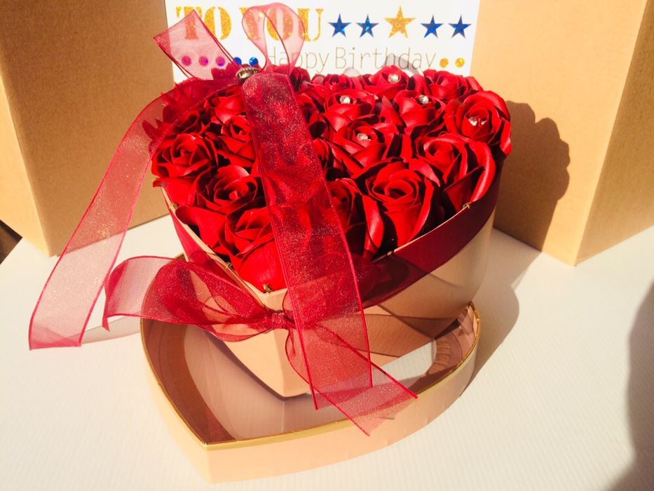 cutie cu trandafiri de sapun 21 de bucati 120lei