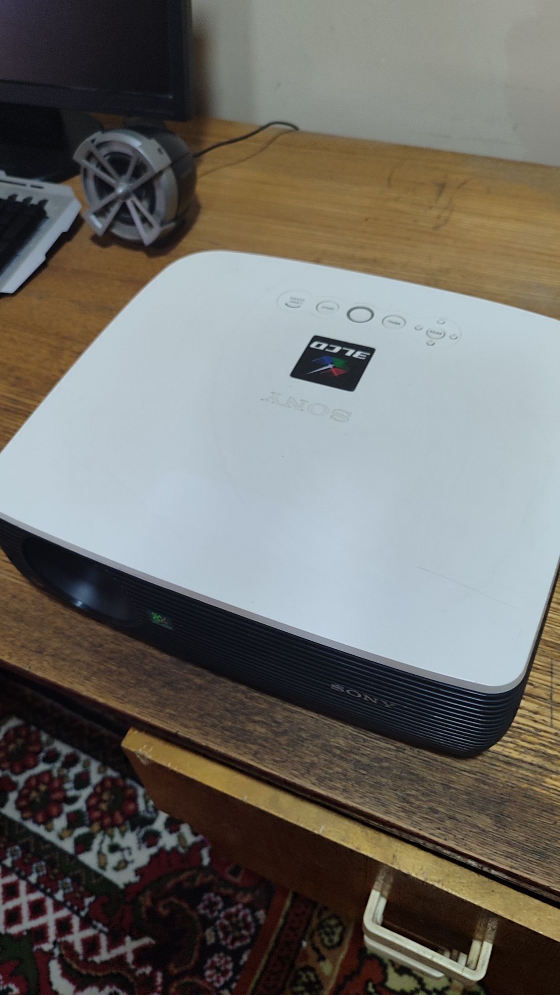 Proektor SONY sotiladi