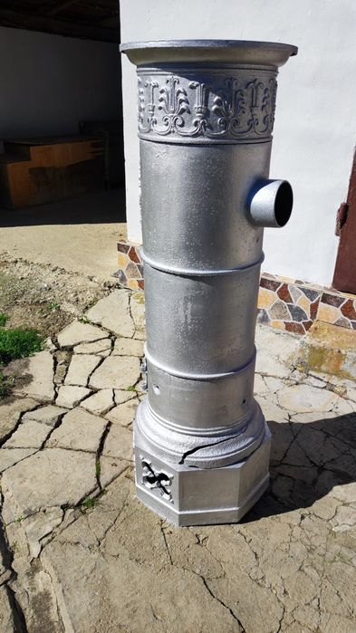 Vând soba de fontă foarte veche.