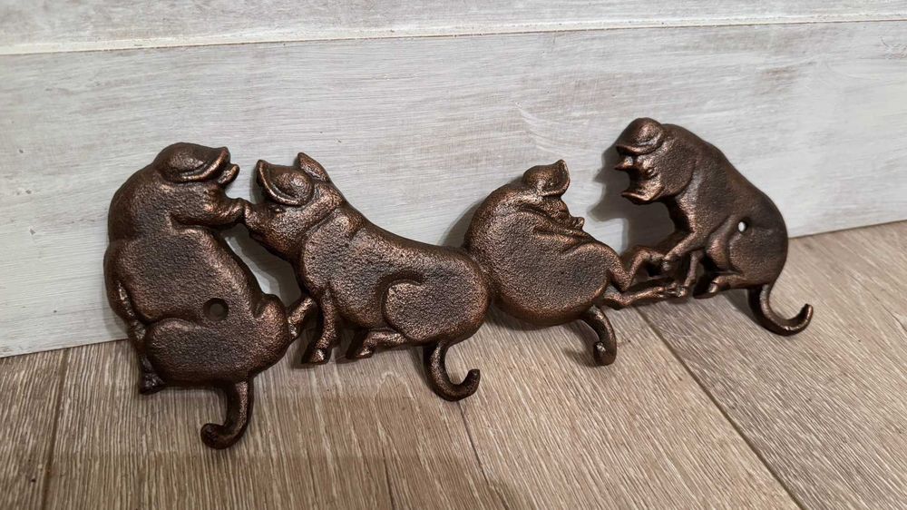 Чугунена закачалка– Веселите прасенца.