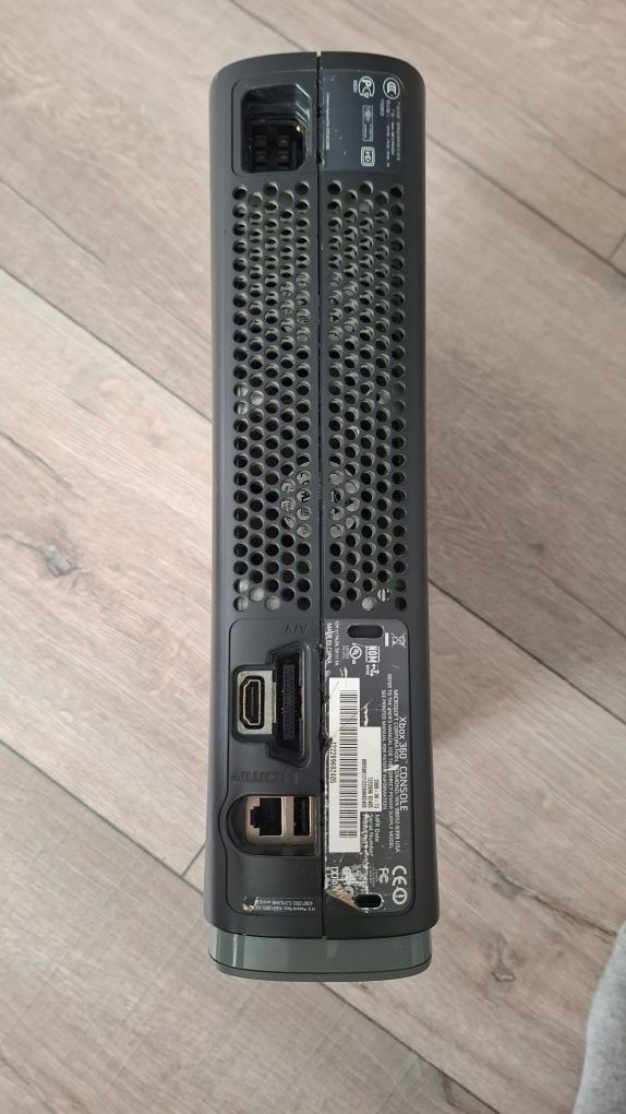 Xbox 360+2 controllere. Disponibil câteva zile apoi plec din acest loc
