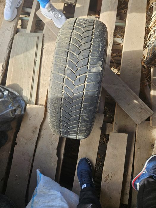 Vand 4 genti tabla cu capace si anvelope peugeout