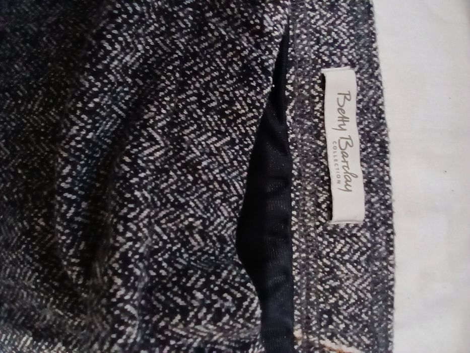 Două fuste din stofă pentru sezonul rece,40 de roni bucata.