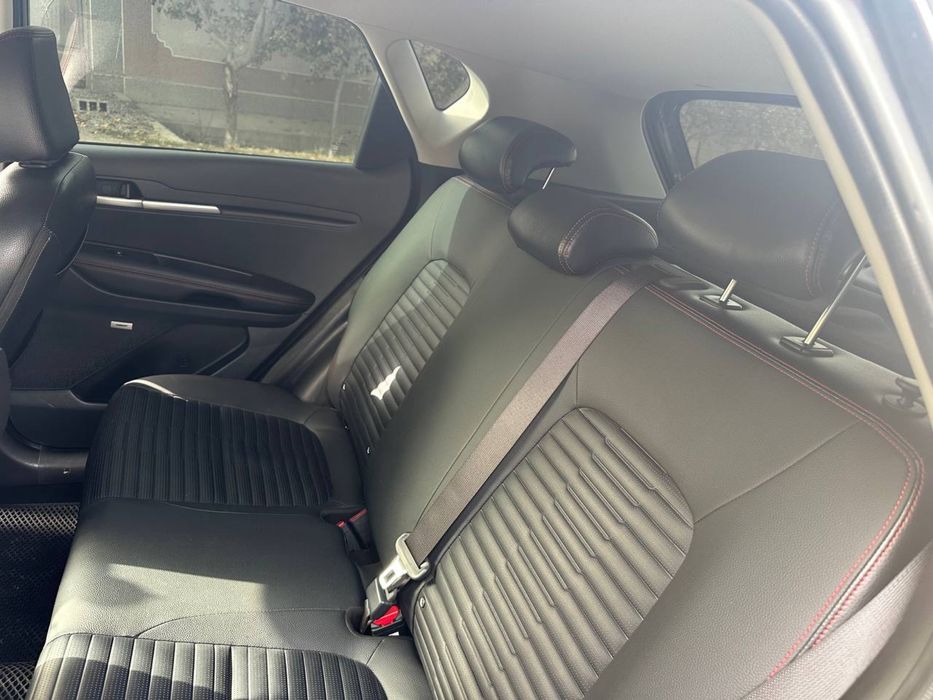 Kia Sonet mokriy asfalt