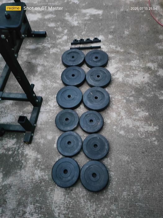 Vând masă de fitness, 2x gantere, bară z, greutăți 6x2,5kg și 6x10kg.