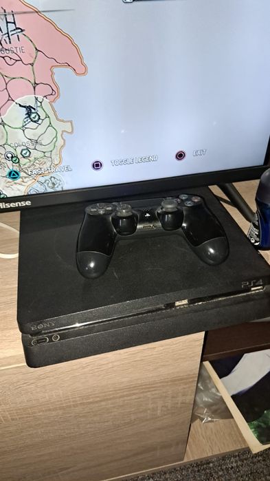 Vand PS4 cu o maneta