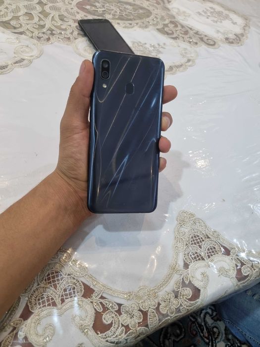 Samsung A 30 4/64 talik karopka dakument bor hammajoyi ishlaydi