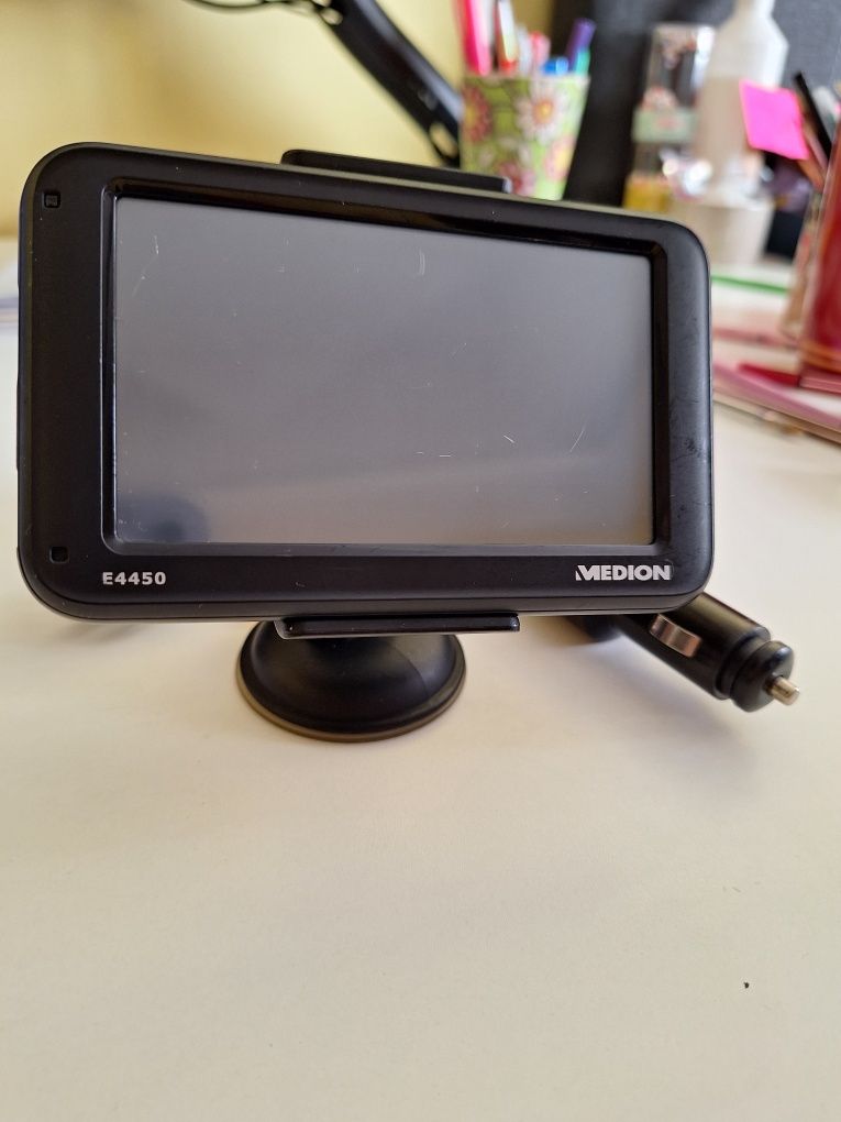 GPS Medion E4450 - Надежден пътен спътник с ясен дисплей