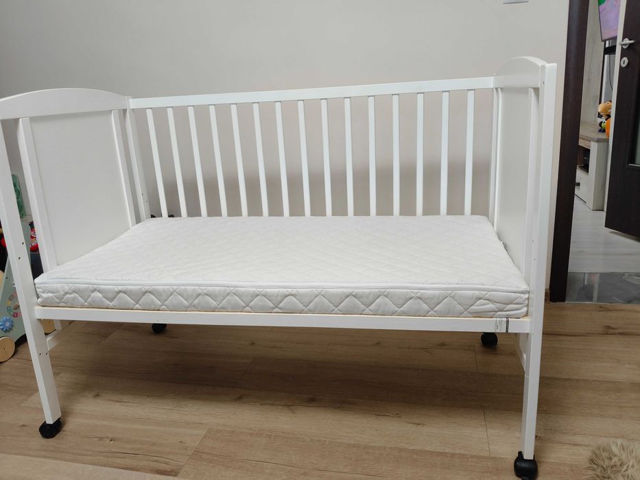 Patut din lemn masiv 120x60 cm Bria alb cu roti