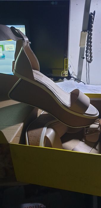 Продам женскую обувь платформа.