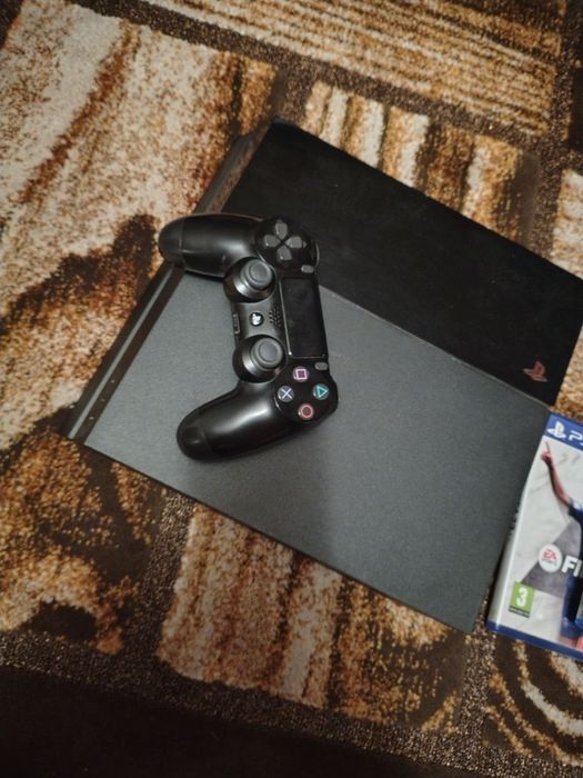 Vând ps4 stare foarte bună (îl vând deoarece vreau să trec la PS 5 și)