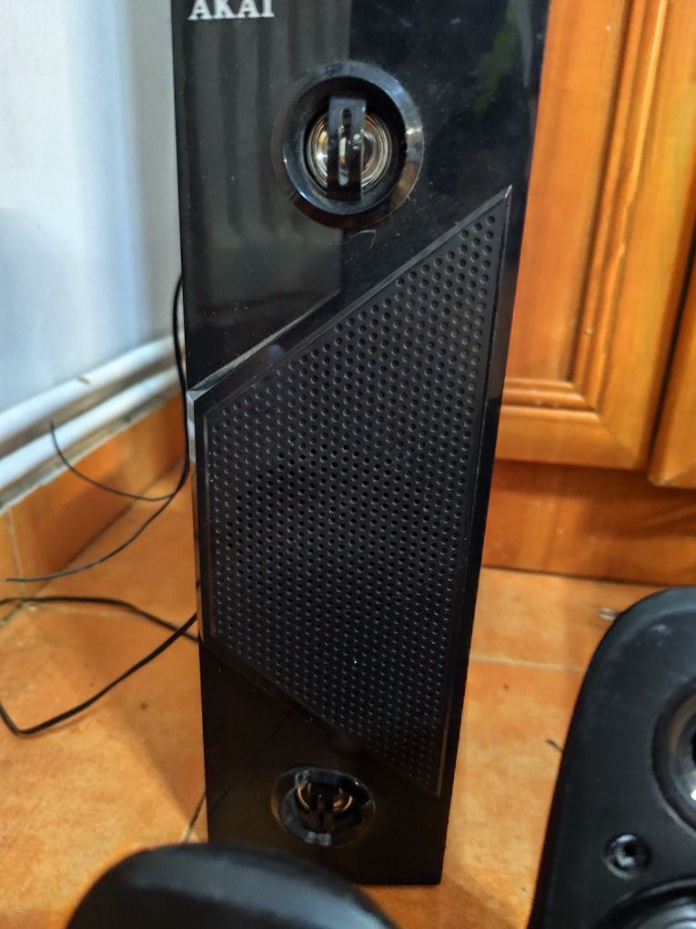 Boxe Logitech și una Akai