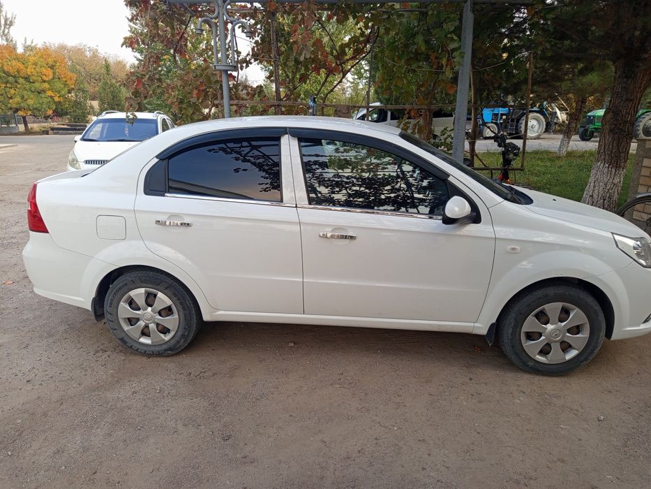 Nexia 3 moshinasi sotiladi