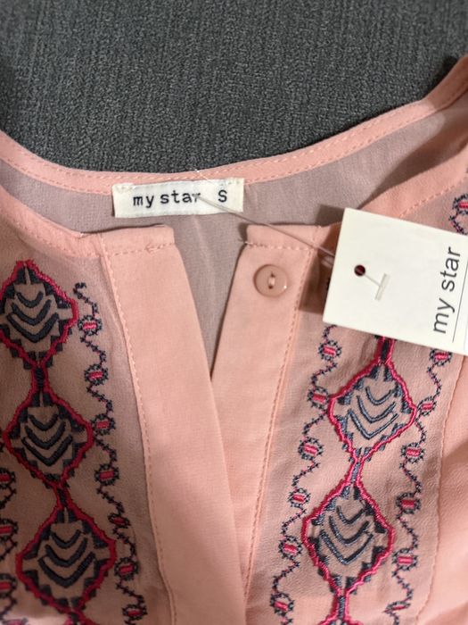 Bluzița roz, cu motive tradiționale