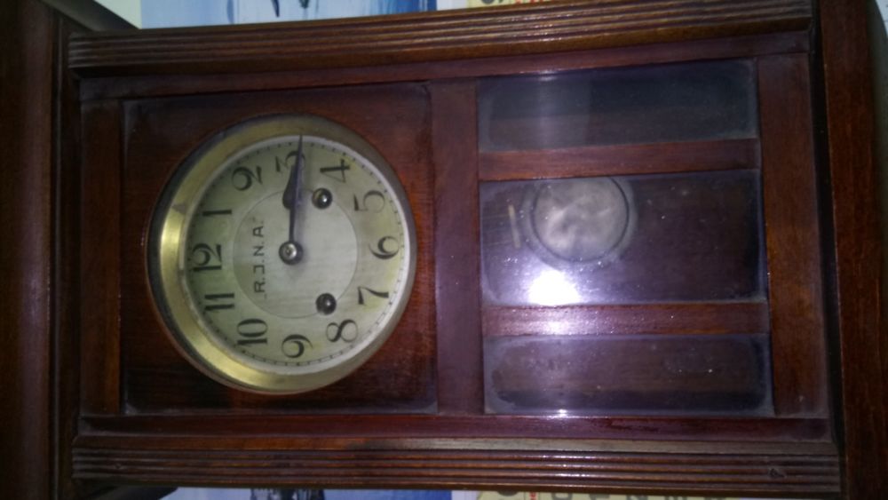 Старинен стенен часовник