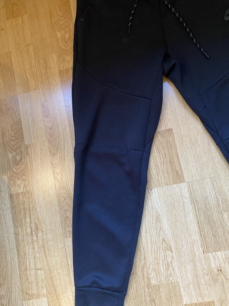 Vand pantaloni Nike Tech Fleece