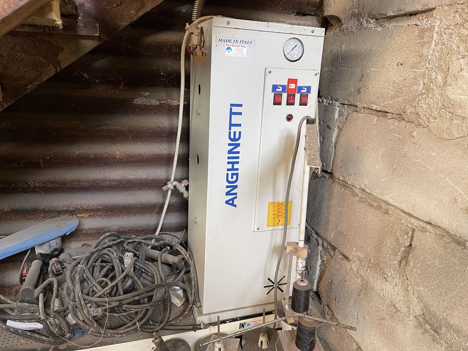 Vand masini de cusut ,de surfilat,masa de calcat profesionale trifazic