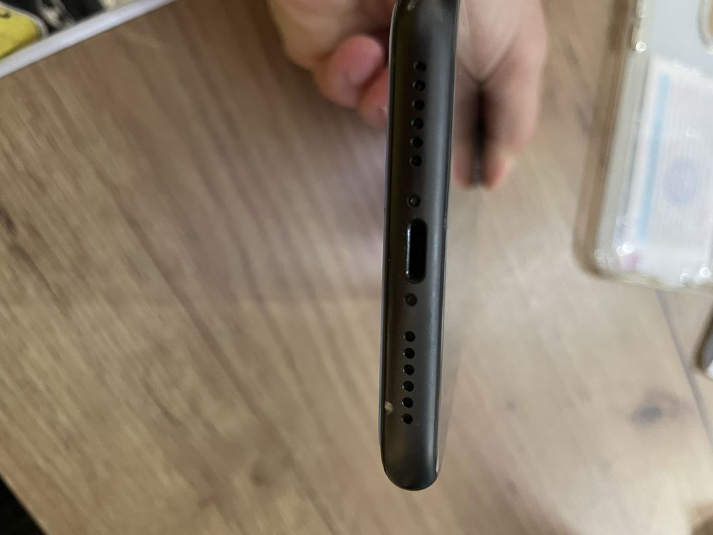 Здравйете Продавам Iphone 11